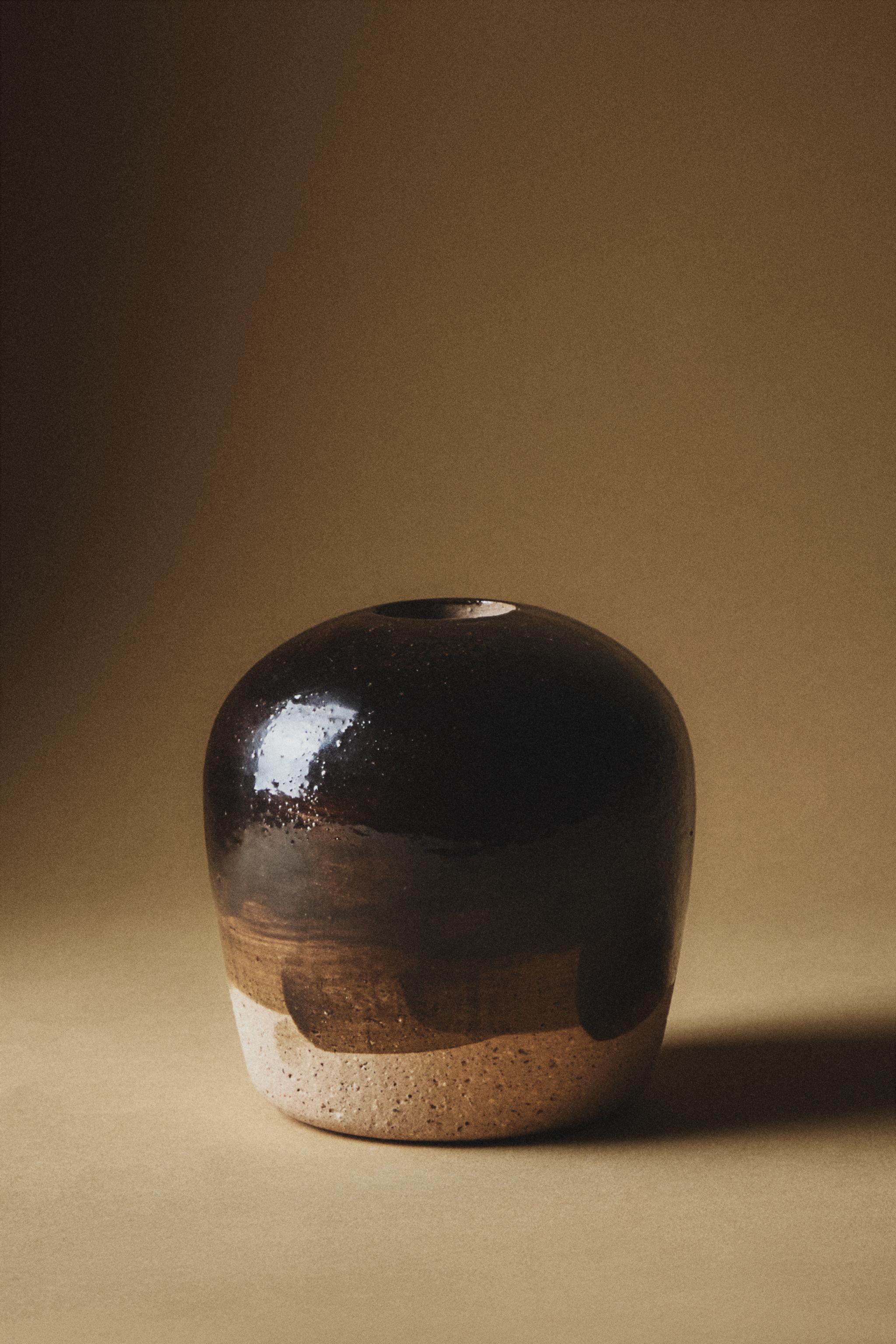 SMALL ROUND STONEWARE VASE